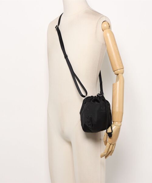A.P.C.（アーペーセー）の「CROSSBODY POUCH BACKSTAGE（ボディバッグ/ウエストポーチ・メンズ・ブラック/ブラウン・ONESIZE）」の6枚目の写真