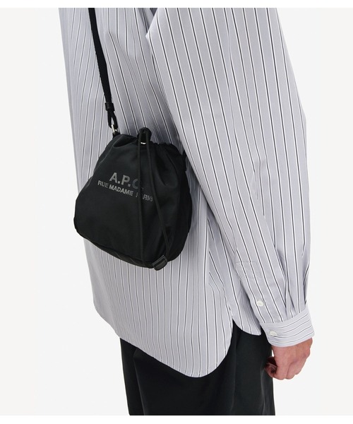 A.P.C.（アーペーセー）の「CROSSBODY POUCH BACKSTAGE（ボディバッグ/ウエストポーチ・メンズ・ブラック/ブラウン・ONESIZE）」の6枚目の写真