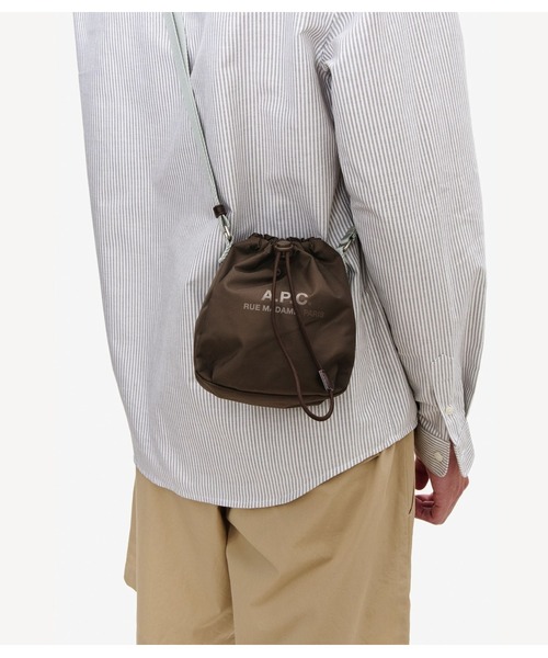 A.P.C.（アーペーセー）の「CROSSBODY POUCH BACKSTAGE（ボディバッグ/ウエストポーチ・メンズ・ブラック/ブラウン・ONESIZE）」の9枚目の写真