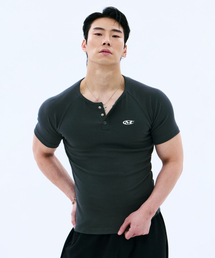 MIHAK（ミハク）の「メタルロゴマッスルフィットヘンリーネックTシャツ（カーキ）（Tシャツ/カットソー）」