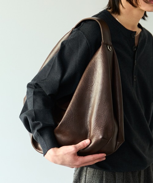 SINSS(シンス)の「Curve shoulder bag / カーブショルダーバッグ(ショルダーバッグ・メンズ・ブラウン/ブラック・FREE)」の11枚目の写真
