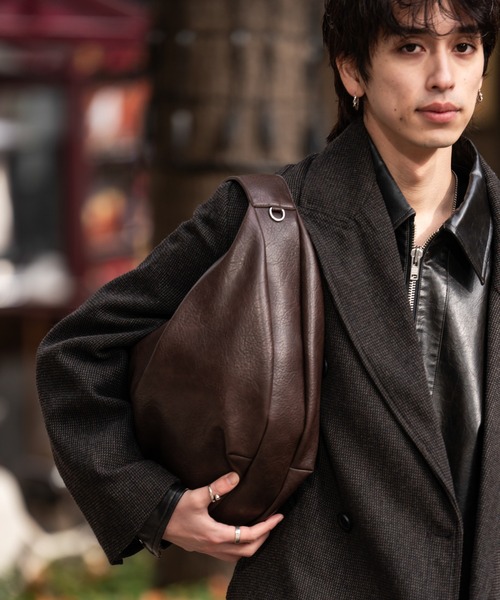 SINSS(シンス)の「Curve shoulder bag / カーブショルダーバッグ(ショルダーバッグ・メンズ・ブラウン/ブラック・FREE)」の19枚目の写真