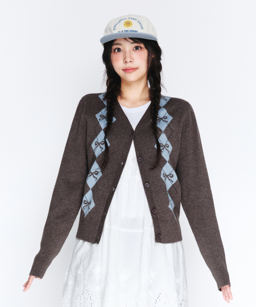 AMESWORLDWIDE（アメスワールドワイド）の「CROP V NECK ARGYLE CARDIGAN CHARCOAL（カーディガン/ボレロ・レディース・その他・FREE）」の2枚目の写真