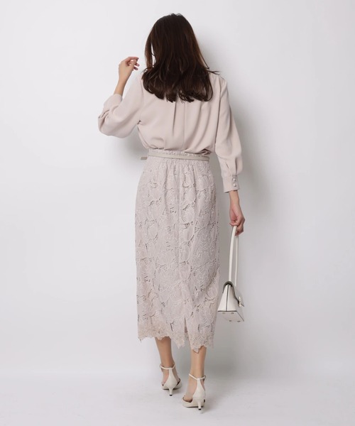 JUSGLITTY（ジャスグリッティー）の「ベルト付レースタイトスカート（スカート・レディース・ピンクベージュ/ネイビー/ホワイト・2/1/0）」の4枚目の写真