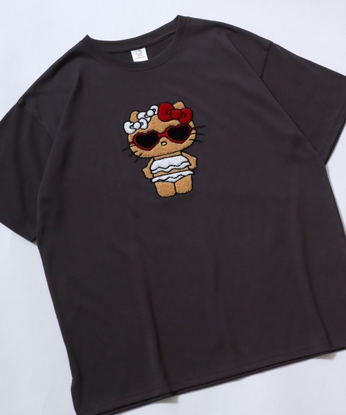 sanrio(サンリオ)の「sanrio(サンリオ)日焼けキャラクター サガラ刺繍 ビッグTシャツ/半袖 キャラT 夏コーデシャツ(Tシャツ/カットソー・レディース・スミクロ/グレー系/オフホワイト/サックスブルー・M/L)」の2枚目の写真
