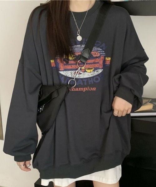SallyLunn（サリーラン）の「ヴィンテージプリント オーバーサイズスウェット（スウェット・レディース・ブラック/グレー・LARGE/MEDIUM）」の2枚目の写真