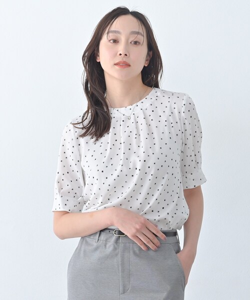 UNTITLED(アンタイトル)の「【洗える/スーツインナー】タックディティールブラウス(シャツ/ブラウス・レディース・オフホワイト/ホワイト系3/ライトグレー系・48/46/50/44/04/03/02/01/00)」の2枚目の写真