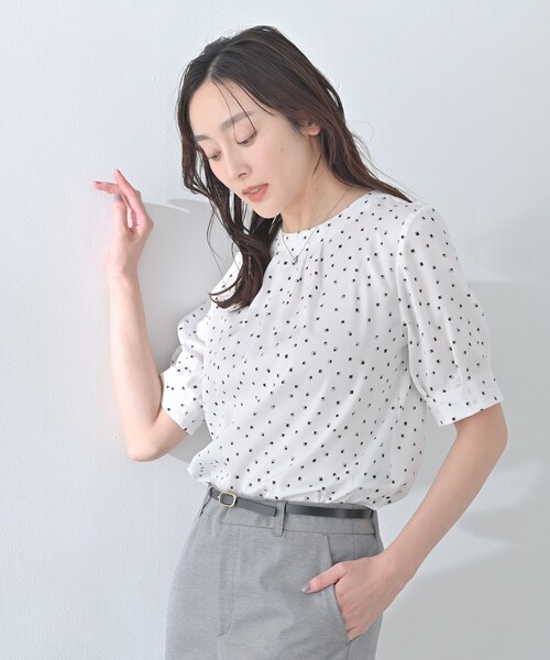UNTITLED(アンタイトル)の「【洗える/スーツインナー】タックディティールブラウス(シャツ/ブラウス・レディース・オフホワイト/ホワイト系3/ライトグレー系・48/46/50/44/04/03/02/01/00)」の10枚目の写真