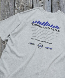 THOUSAND MILE（サウザンドマイル）の「限定展開 THOUSAND MILE×FREAK'S STORE サウザンドマイル 別注 バックプリント ヒストリーロゴ Tシャツ 抗菌防臭 吸水速乾（Tシャツ/カットソー）」