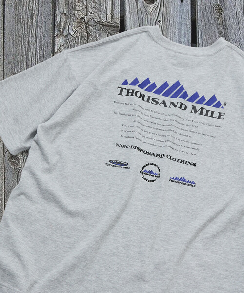 THOUSAND MILE(サウザンドマイル)の「限定展開 THOUSAND MILE/サウザンドマイル THOUSAND MILE×FREAK'S STORE/サウザンドマイル 別注 バックプリント ヒストリーロゴTシャツ/抗菌防臭/吸水速乾(Tシャツ/カットソー・メンズ・ホワイト/グリーン/アッシュグレー/ブラック・SMALL/MEDIUM/LARGE)」の3枚目の写真