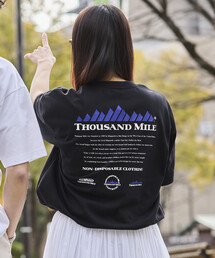 THOUSAND MILE（サウザンドマイル）の「限定展開 THOUSAND MILE/サウザンドマイル THOUSAND MILE×FREAK'S STORE/サウザンドマイル 別注 バックプリント ヒストリーロゴTシャツ/抗菌防臭/吸水速乾（Tシャツ/カットソー）」