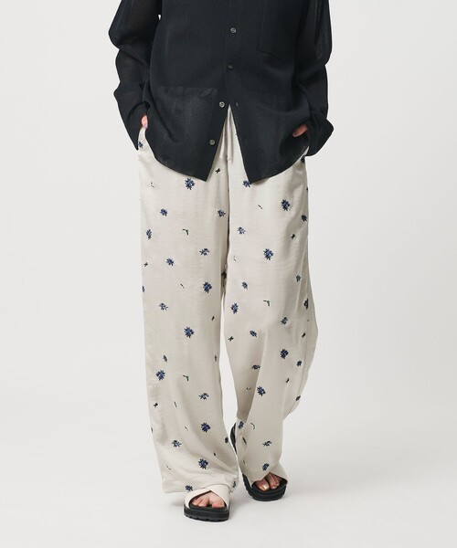 BEAUTY&YOUTH UNITED ARROWS(ビューティーアンドユースユナイテッドアローズ)の「フラワー エンブロイダリー ドローストリング パンツ ウォッシャブル(その他パンツ・レディース・ライトグレー/ブラック・M/S)」の2枚目の写真
