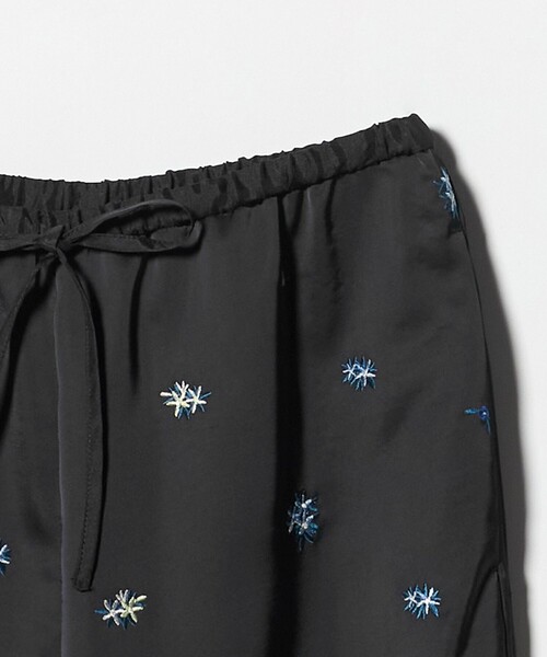 BEAUTY&YOUTH UNITED ARROWS(ビューティーアンドユースユナイテッドアローズ)の「フラワー エンブロイダリー ドローストリング パンツ ウォッシャブル(その他パンツ・レディース・ライトグレー/ブラック・M/S)」の12枚目の写真