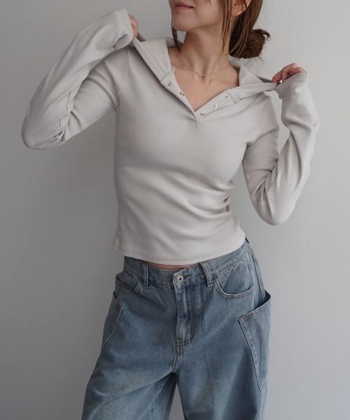 Rashik(ラシク)の「【Rashik】フーディーヘンリーネックトップス(Tシャツ/カットソー・レディース・ベージュ/ブラック/グレー・FREE)」の3枚目の写真