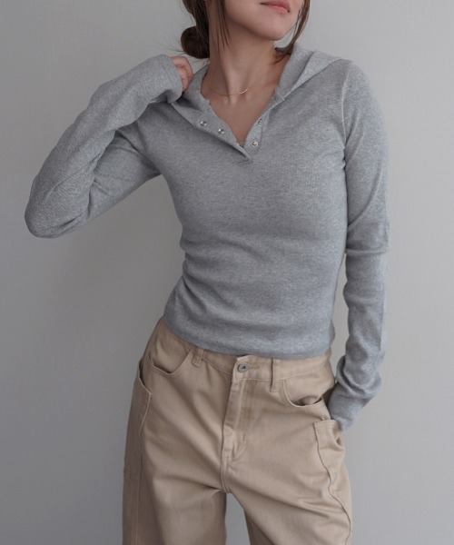 Rashik(ラシク)の「【Rashik】フーディーヘンリーネックトップス(Tシャツ/カットソー・レディース・ベージュ/ブラック/グレー・FREE)」の2枚目の写真