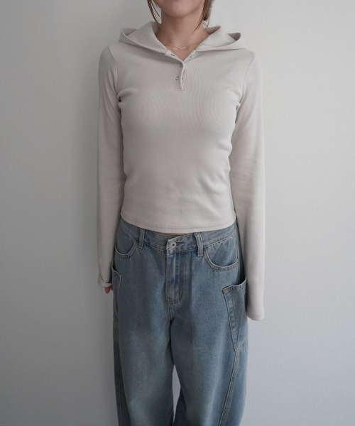 Rashik(ラシク)の「【Rashik】フーディーヘンリーネックトップス(Tシャツ/カットソー・レディース・ベージュ/ブラック/グレー・FREE)」の4枚目の写真