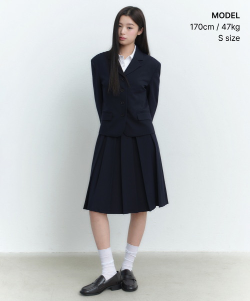 MUSINSA STANDARD WOMAN（ムシンサスタンダードウーマン）の「ウィメンズ4ボタンショートブレザー[ネイビー]（テーラードジャケット・レディース・その他・SMALL/MEDIUM/LARGE/X-SMALL）」の2枚目の写真