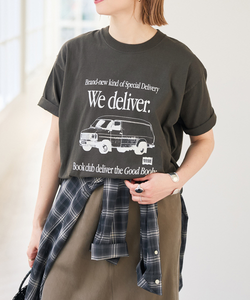 Spick & Span(スピックアンドスパン)の「《別注》BOOK CLUB/ブッククラブ We Deliver Tshirt(Tシャツ/カットソー・レディース・ブルー/ブラック系その他/イエロー・FREE)」の1枚目の写真