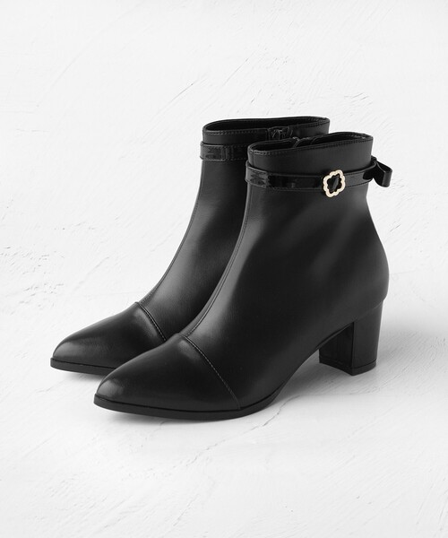 TOCCA(トッカ)の「TOCCA CLOVER BELTED BOOTS ブーツ(ブーツ・レディース・ブラック系/ベージュ系/アイボリー系・LARGE/MEDIUM/SMALL)」の1枚目の写真