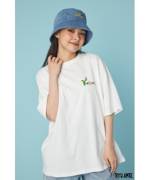 RODEO CROWNS WIDE BOWL(ロデオクラウンズワイドボウル)の「(ryu ambe)MOTIF刺繍Tシャツ(Tシャツ/カットソー・レディース・オフホワイト/ブルー/ブラック/カーキ・MEDIUM/LARGE)」の2枚目の写真