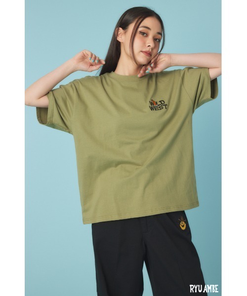 RODEO CROWNS WIDE BOWL(ロデオクラウンズワイドボウル)の「(ryu ambe)MOTIF刺繍Tシャツ(Tシャツ/カットソー・レディース・オフホワイト/ブルー/ブラック/カーキ・MEDIUM/LARGE)」の1枚目の写真