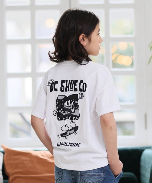DC(ディーシー)の「DC/ディーシー キッズ 半袖 Tシャツ バックプリント YST262506(Tシャツ/カットソー・キッズ・ホワイト/ブラック/ブラック系その他2/ホワイト系その他2・100cm/110cm/120cm/130cm/140cm/150cm/160cm)」の2枚目の写真