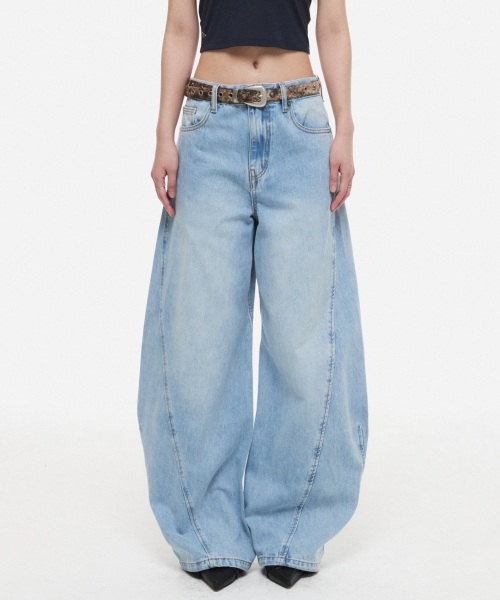 DNSR(ディーエヌエスアール)の「(W) カーブデニムパンツ ライトブルー(デニムパンツ・レディース・その他・SMALL/MEDIUM)」の1枚目の写真