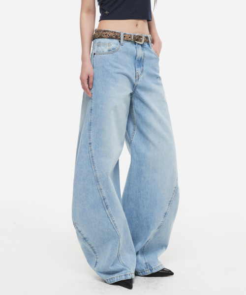 DNSR(ディーエヌエスアール)の「(W) カーブデニムパンツ ライトブルー(デニムパンツ・レディース・その他・SMALL/MEDIUM)」の2枚目の写真