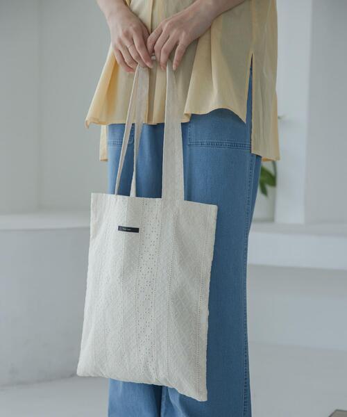 URBAN RESEARCH Sonny Label(アーバンリサーチサニーレーベル)の「コットンレーストートバッグ(トートバッグ・レディース・アイボリー/ブラック/ブルー・FREE)」の6枚目の写真