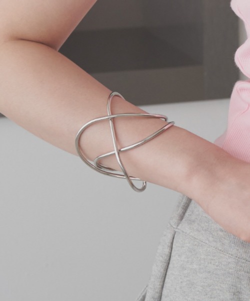 SOEMIN(ソミン)の「Deformed bangle/デフォルムドバングル(バングル/リストバンド・レディース・シルバー/ブラック・FREE)」の2枚目の写真