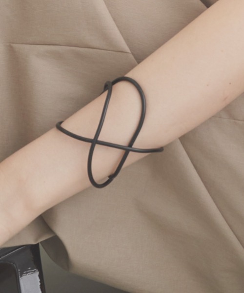 SOEMIN(ソミン)の「Deformed bangle/デフォルムドバングル(バングル/リストバンド・レディース・シルバー/ブラック・FREE)」の1枚目の写真