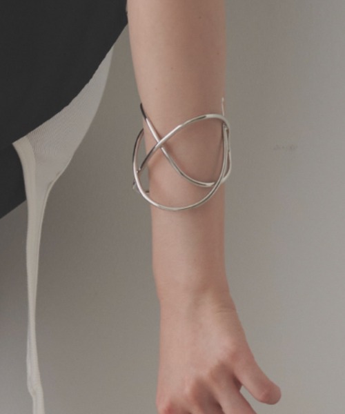 SOEMIN(ソミン)の「Deformed bangle/デフォルムドバングル(バングル/リストバンド・レディース・シルバー/ブラック・FREE)」の3枚目の写真