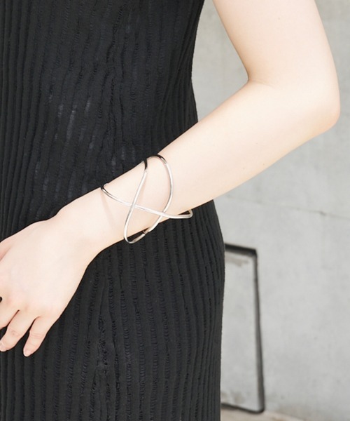 SOEMIN(ソミン)の「Deformed bangle/デフォルムドバングル(バングル/リストバンド・レディース・シルバー/ブラック・FREE)」の10枚目の写真