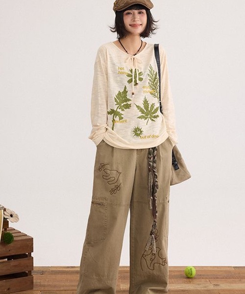AsheKsha（アシクシャ）の「森系レトロ植物柄レースアップVネック長袖トップス（Tシャツ/カットソー・レディース・ダークグリーン/ベージュ・M）」の2枚目の写真
