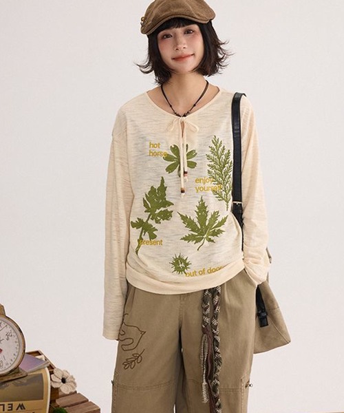 AsheKsha（アシクシャ）の「森系レトロ植物柄レースアップVネック長袖トップス（Tシャツ/カットソー・レディース・ダークグリーン/ベージュ・M）」の3枚目の写真