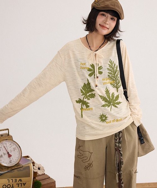 AsheKsha（アシクシャ）の「森系レトロ植物柄レースアップVネック長袖トップス（Tシャツ/カットソー・レディース・ダークグリーン/ベージュ・M）」の4枚目の写真