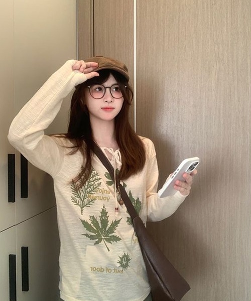 AsheKsha（アシクシャ）の「森系レトロ植物柄レースアップVネック長袖トップス（Tシャツ/カットソー・レディース・ダークグリーン/ベージュ・M）」の6枚目の写真