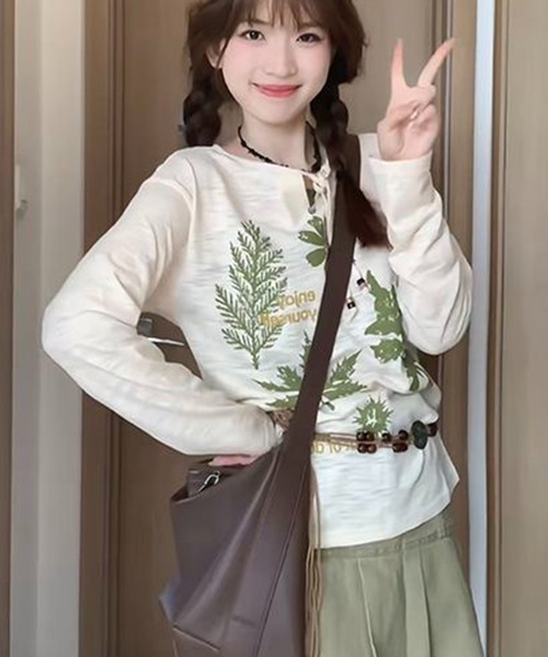 AsheKsha（アシクシャ）の「森系レトロ植物柄レースアップVネック長袖トップス（Tシャツ/カットソー・レディース・ダークグリーン/ベージュ・M）」の10枚目の写真