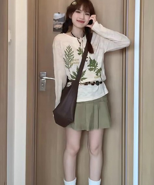 AsheKsha（アシクシャ）の「森系レトロ植物柄レースアップVネック長袖トップス（Tシャツ/カットソー・レディース・ダークグリーン/ベージュ・M）」の11枚目の写真