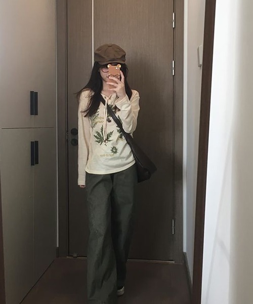 AsheKsha（アシクシャ）の「森系レトロ植物柄レースアップVネック長袖トップス（Tシャツ/カットソー・レディース・ダークグリーン/ベージュ・M）」の12枚目の写真