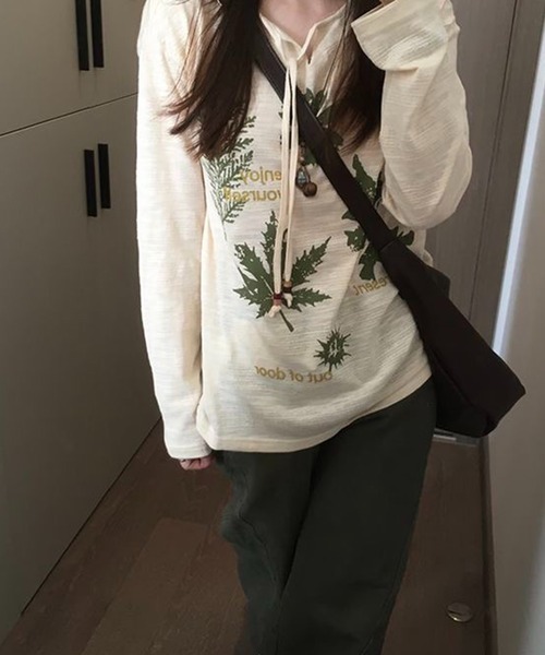 AsheKsha（アシクシャ）の「森系レトロ植物柄レースアップVネック長袖トップス（Tシャツ/カットソー・レディース・ダークグリーン/ベージュ・M）」の13枚目の写真