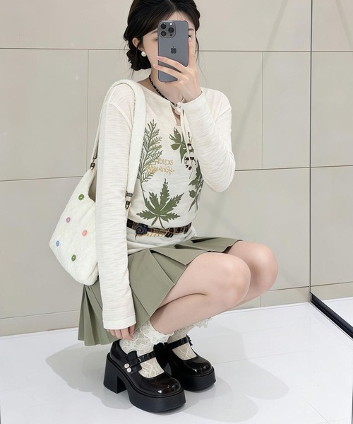 AsheKsha（アシクシャ）の「森系レトロ植物柄レースアップVネック長袖トップス（Tシャツ/カットソー・レディース・ダークグリーン/ベージュ・M）」の16枚目の写真
