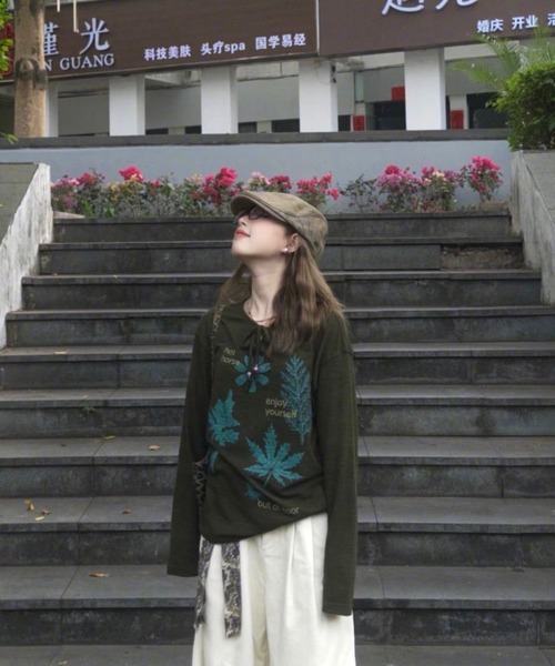 AsheKsha（アシクシャ）の「森系レトロ植物柄レースアップVネック長袖トップス（Tシャツ/カットソー・レディース・ダークグリーン/ベージュ・M）」の21枚目の写真