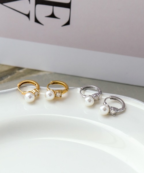Three Four Time(スリーフォータイム)の「パール×ストーンワンタッチステンレスピアス(ピアス(両耳用)・レディース・シルバー/ゴールド・FREE)」の1枚目の写真