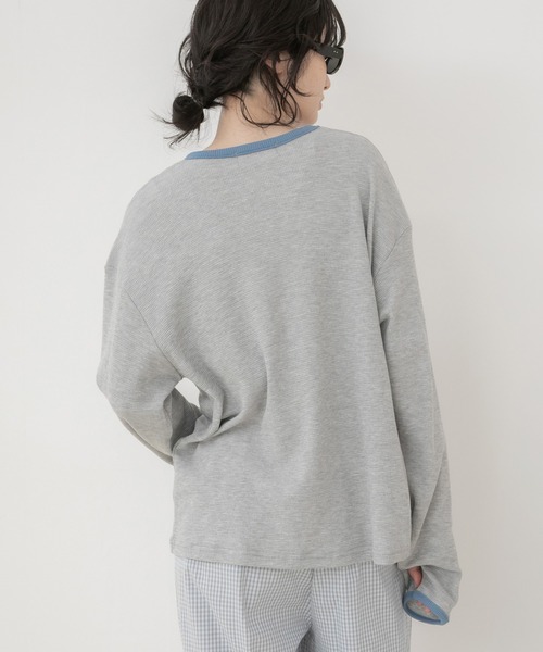 HEILIS(ヘイリス)の「バイカラーワッフルロングTシャツ/ロンT 長袖Tシャツ カットソー ワッフルTシャツ ワッフルトップス バイカラー 配色トップス 配色リブ クルーネック 長袖トップス 韓国ファッション 韓国コーデ カジュアル ノームコア レイヤード デイリー 春服 秋服 冬服 オフホワイト グレー ブラック(Tシャツ/カットソー・レディース・オフホワイト/ブラック/グレー・FREE)」の6枚目の写真