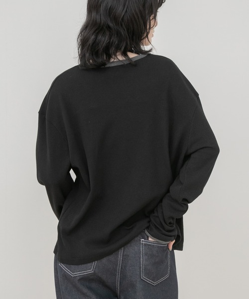 HEILIS(ヘイリス)の「バイカラーワッフルロングTシャツ/ロンT 長袖Tシャツ カットソー ワッフルTシャツ ワッフルトップス バイカラー 配色トップス 配色リブ クルーネック 長袖トップス 韓国ファッション 韓国コーデ カジュアル ノームコア レイヤード デイリー 春服 秋服 冬服 オフホワイト グレー ブラック(Tシャツ/カットソー・レディース・オフホワイト/ブラック/グレー・FREE)」の15枚目の写真