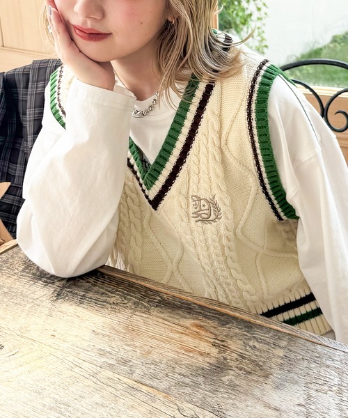 DOUBLE NAME（ダブルネーム）の「ワンポイント刺しゅうラインリブニットベスト（ベスト・レディース・オフホワイト/ネイビー/ボルドー・FREE）」の14枚目の写真
