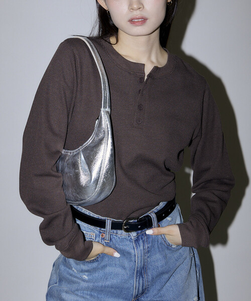 PUBLUX(パブリュクス)の「PUBLUX/パブリュクス ミニ ワッフル ヘンリーネック クロップド ロンT 限定展開(Tシャツ/カットソー・レディース・オフホワイト/グレー/ブラウン/チャコールグレー・フリ-)」の4枚目の写真