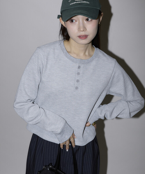 PUBLUX(パブリュクス)の「PUBLUX/パブリュクス ミニ ワッフル ヘンリーネック クロップド ロンT 限定展開(Tシャツ/カットソー・レディース・オフホワイト/グレー/ブラウン/チャコールグレー・フリ-)」の3枚目の写真