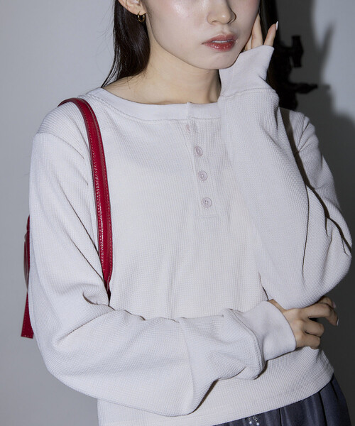 PUBLUX(パブリュクス)の「PUBLUX/パブリュクス ミニ ワッフル ヘンリーネック クロップド ロンT 限定展開(Tシャツ/カットソー・レディース・オフホワイト/グレー/ブラウン/チャコールグレー・フリ-)」の2枚目の写真